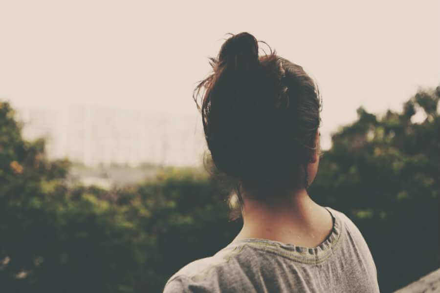 Femme regardant en arrière dans la solitude
