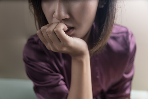 Mujer nerviosa con miedo