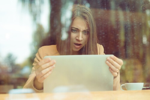 Mujer víctima de un romance por internet