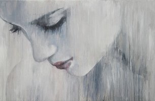 Mujer triste que no asume sus culpas mientras piensa en el sufrimiento