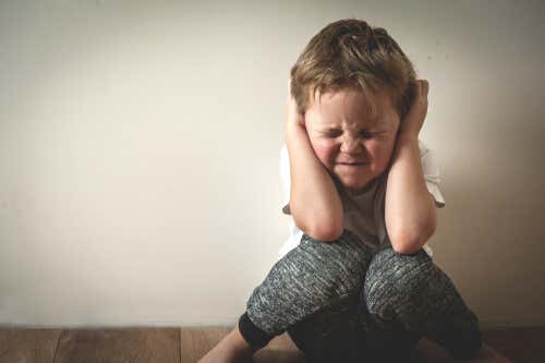 Niño estresado por sus padres violentos