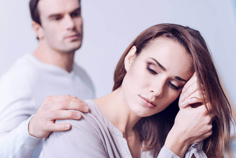 pareja enfadada por la obsesión de uno de ellos