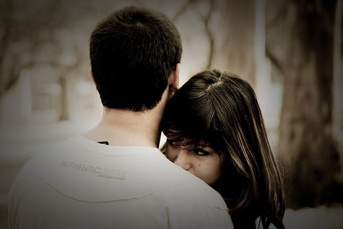 pareja dedicándose admiración y amor