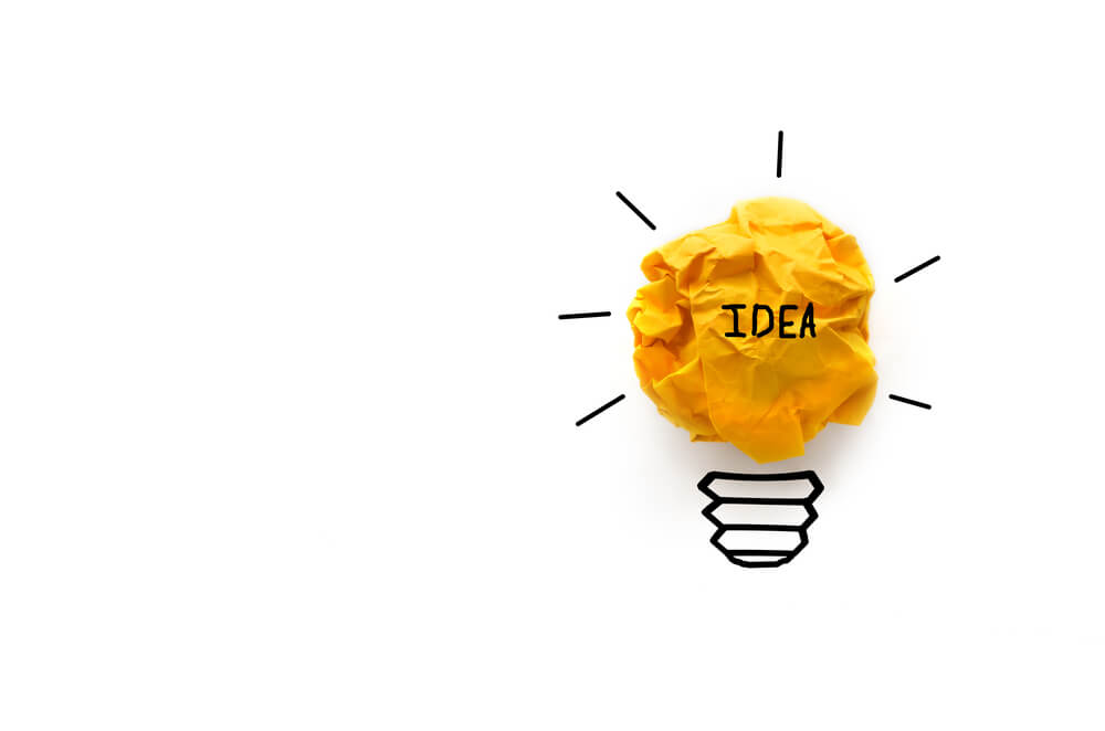 Bombilla con palabra idea escrita