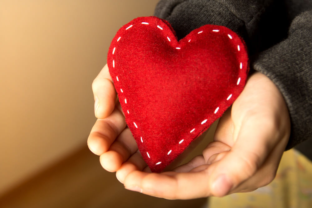 Mano sujetando un corazón