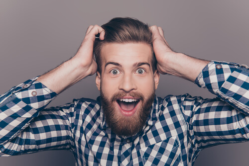 Hombre sorprendido por un lapsus