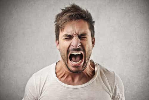 Hombre gritando por la ira