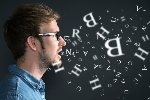 Chico con letras representando cómo comunicarnos con personas que piensan diferente