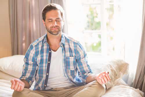 Hombre haciendo mindfulness para tener autocontrol
