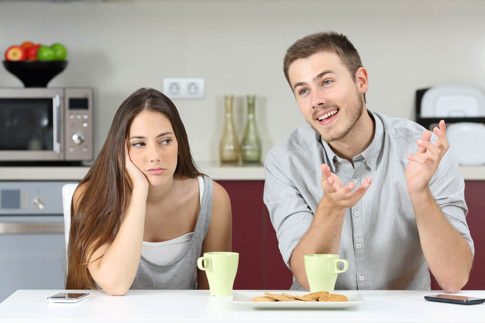 Mujer aburrida en una conversación