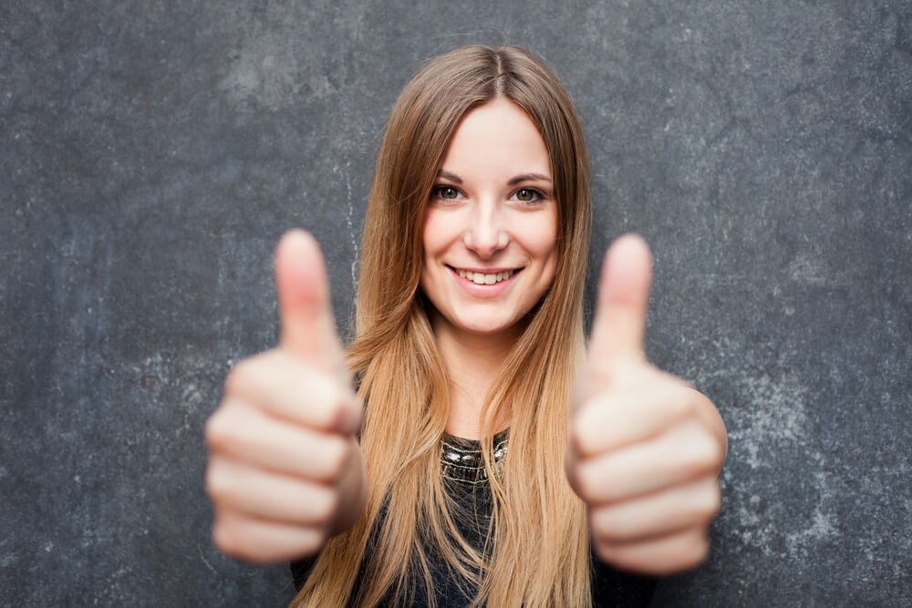Mujer reflejando su optimismo 