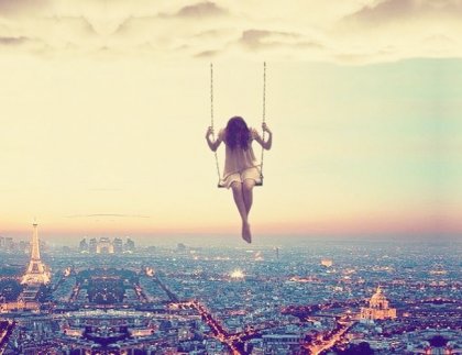 Mujer soñando en un columpio