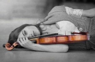 Mujer con violín representando a personas altamente sensibles