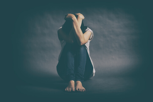 Mujer deprimida con penas no curadas 