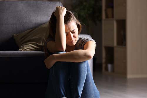 Mujer deprimida sufriendo autolesión