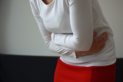 Mujer con dolor de estómago por asco