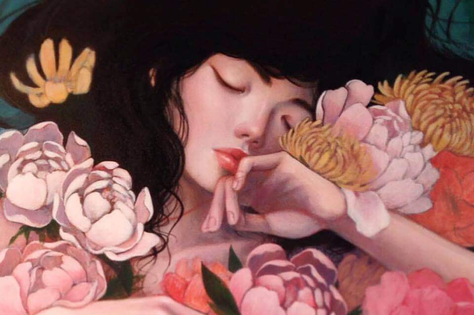 Mujer ens ilencio rodeada de flores