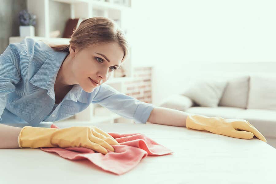 Mujer con manía por la limpieza y el orden