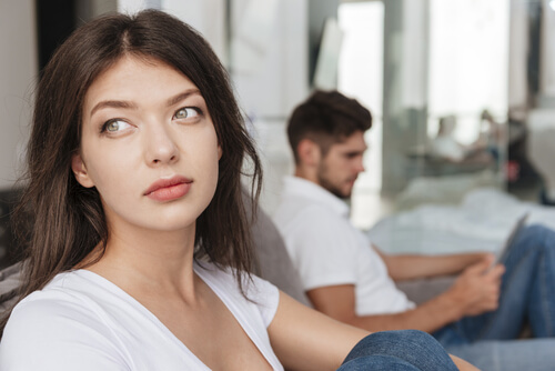 Mujer pensando en buscar pareja