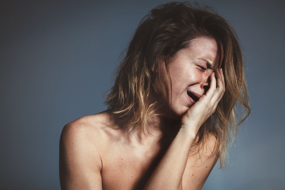 Mujer llorando lágrimas