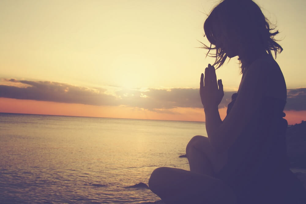 Mujer meditando en silencio