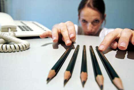 Mujer ordenando unos lápices 