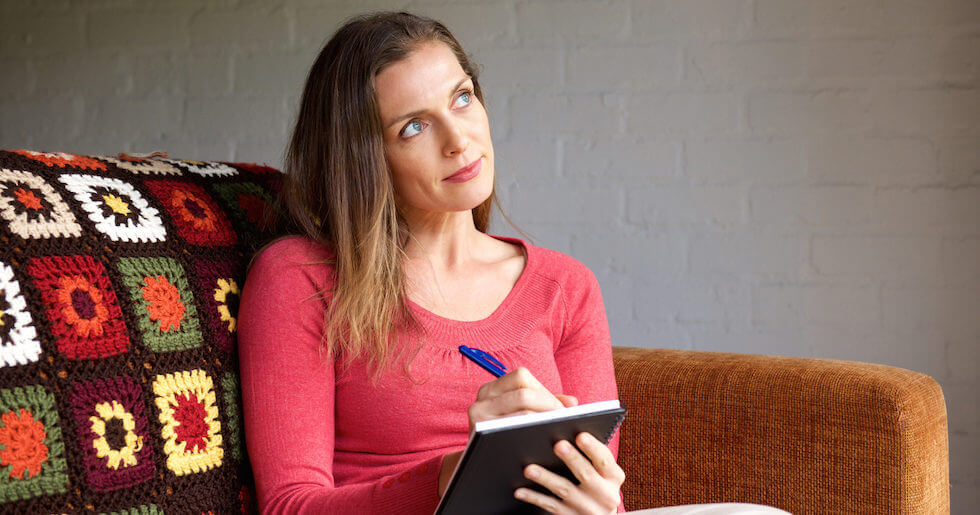 mujer pensando en las técnicas para autorregular las emociones