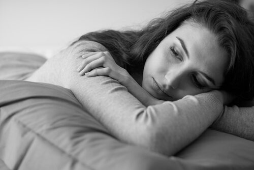 Mujer pensando el sentirse solo en pareja