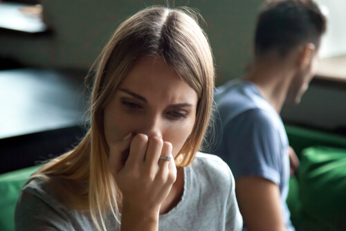 Femme inquiète pour sa conscience avec son partenaire
