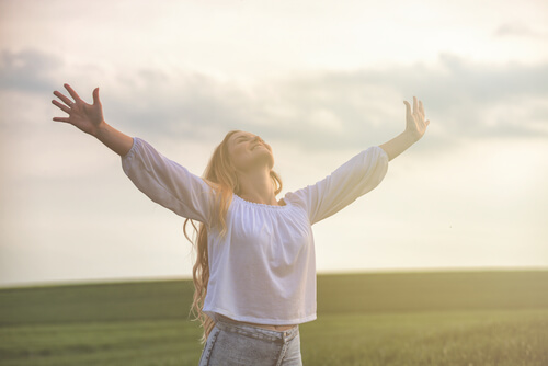 Mujer sonriente disfrutando la vida