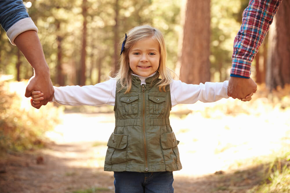 Niña con sus padres feliz