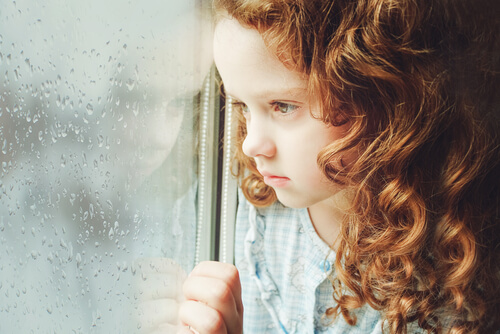 Niña triste por la separación de sus padres