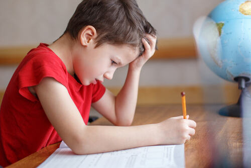 Niño agobiado por la educación tradicional
