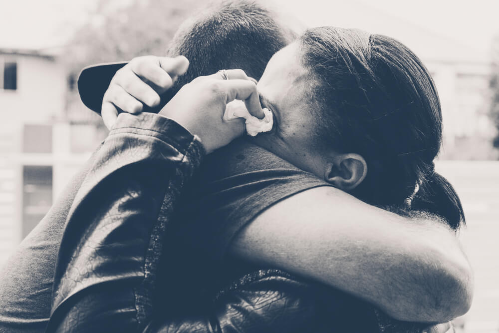 Pareja abrazada nostálgica