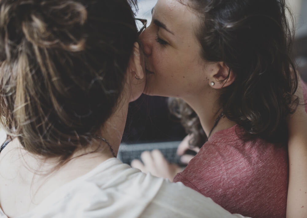 Pareja dándose un beso