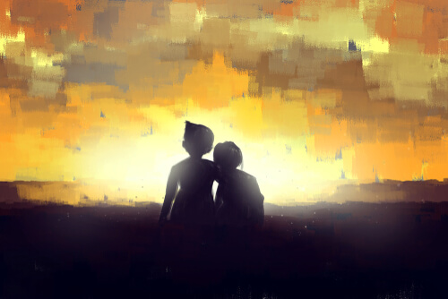 Pareja de enamorados de espaldas al atardecer