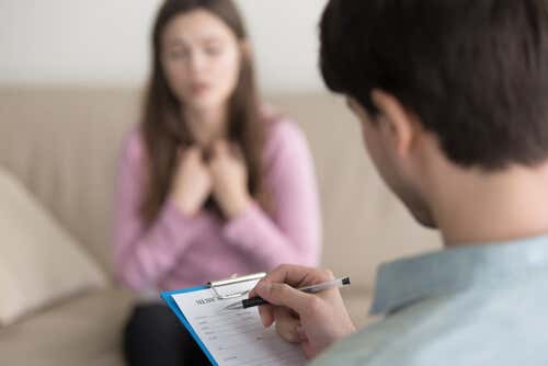 Mujer consultando psicólogo por autolesión 