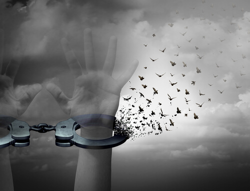 Romper cadenas simbolizando el síndrome del caballero blanco