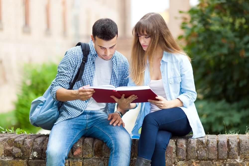 Amigos estudiando