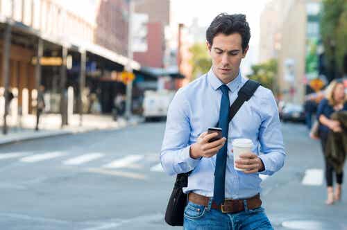 Hombre adicto al móvil sufriendo efecto de internet sobre el cerebro