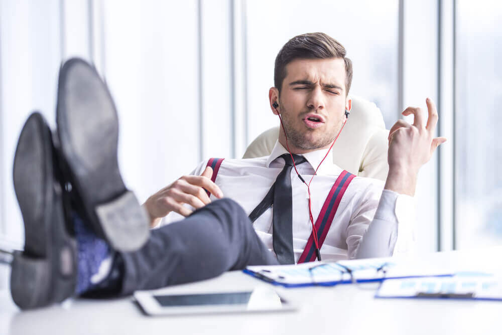 Homme écoutant de la musique au bureau