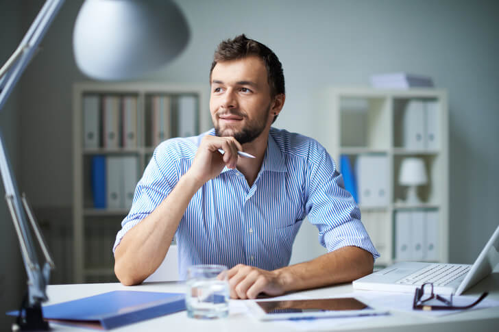 Hombre preparando una conversación