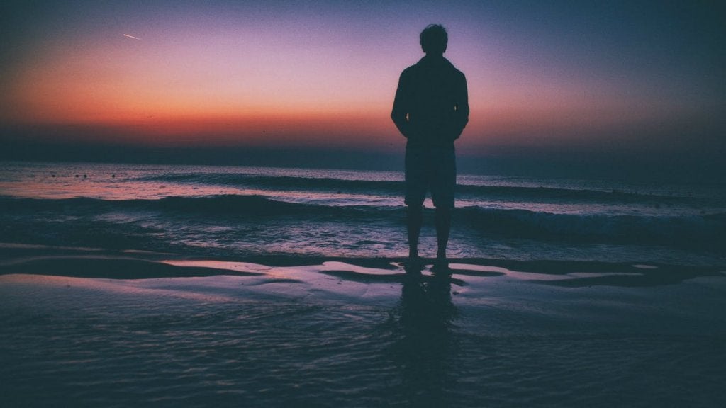 Yksin mies katselee merta symboloi sitä tosiasiaa, että tunnen olevani yksin