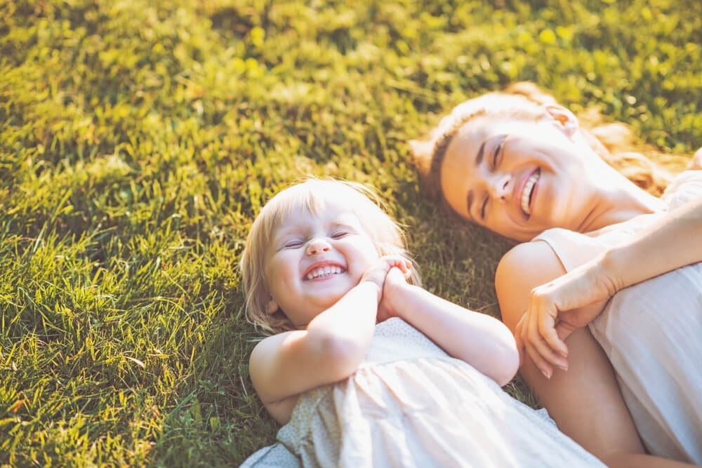 Mujer con su hija con sonrisa