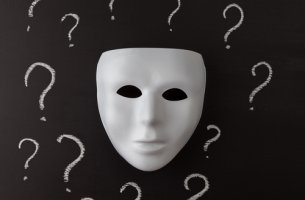 Máscara con interrogantes simbolizando quien soy