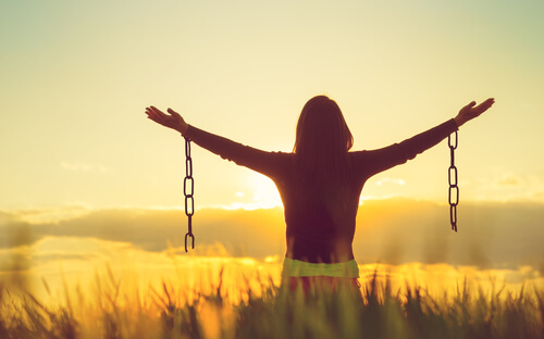 Mujer rompiendo las cadenas 