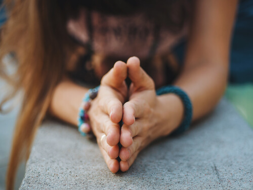 Mains jointes en expression namaste