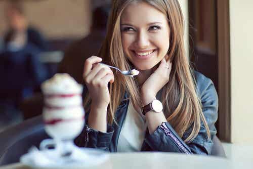 Mujer feliz comiendo de manera consciente