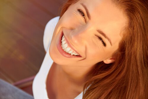 Mujer con una gran sonrisa