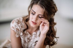 Mujer llorando por hábitos que nos hacen infelices
